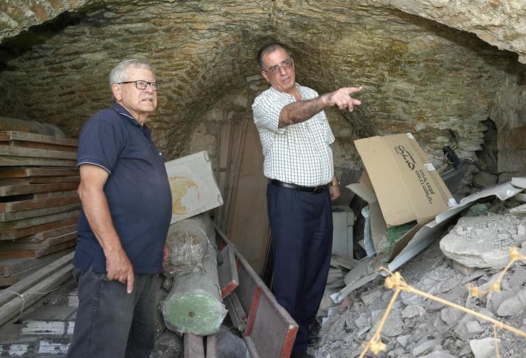 ד"ר ניסן שריפי (מימין) ששיקם את המתחם, והארכיאולוג יוסי סטפנסקי שחשף את התגלית
