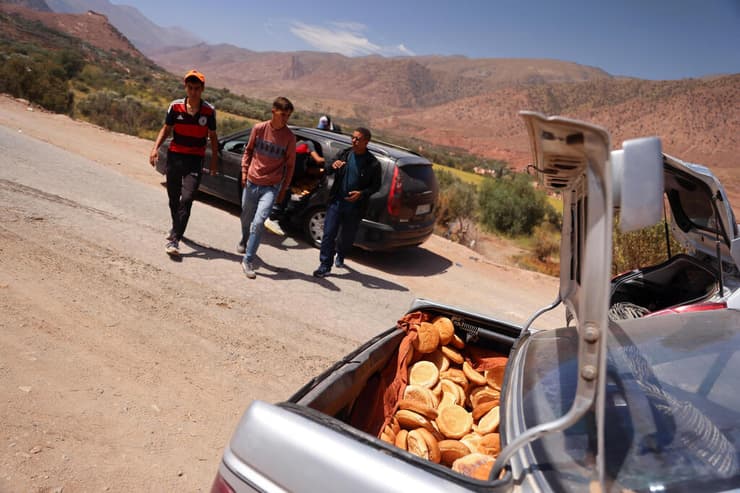 מרוקו חלוקת סיוע בכפר בעקבות רעידת אדמה