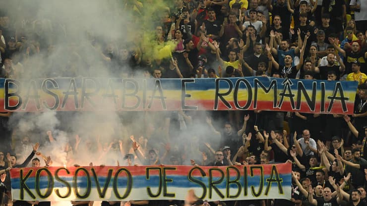 השלטים הפרו-סרביים של אוהדי רומניה במשחק נגד קוסובו