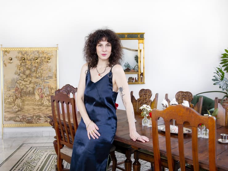 מעצבת האופנה כרמל ברק בביתה בחיפה