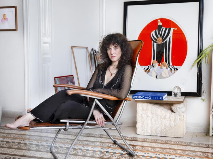 מעצבת האופנה כרמל ברק בביתה בחיפה