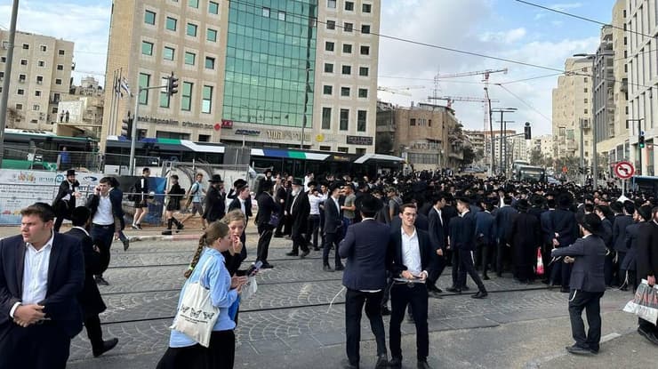 עשרות מפגינים מהפלג הירושלמי מפגינים בצומת שרי ישראל - יפו בירושלים במחאה על מעצר עריק מהפלג