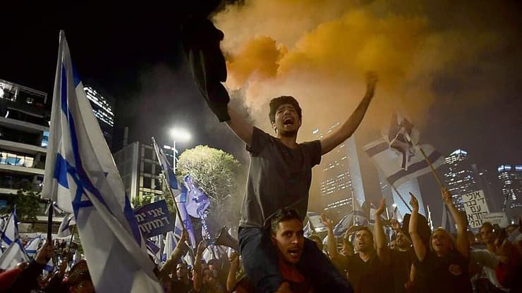 המחאה לאחר פיטורי גנט (צילום: יובל חן) המחאה בעקבות פיטורי יואב גלנט