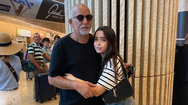 שמעון מילוא עם בנותיו בשדה התעופה  לאחר שחרורו ממעצר בטורקיה