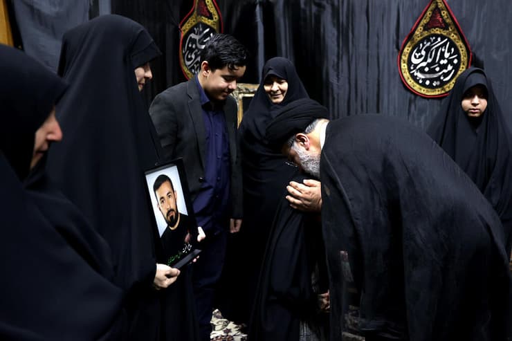 נשיא איראן איברהים ראיסי נועד עם בני משפחות של כוחות הביטחון שנהרגו במהלך עימותים הפגנות ב מחאת חיג'אב מחאת החיג'אב אשתקד באיראן, ביום השנה למחאה