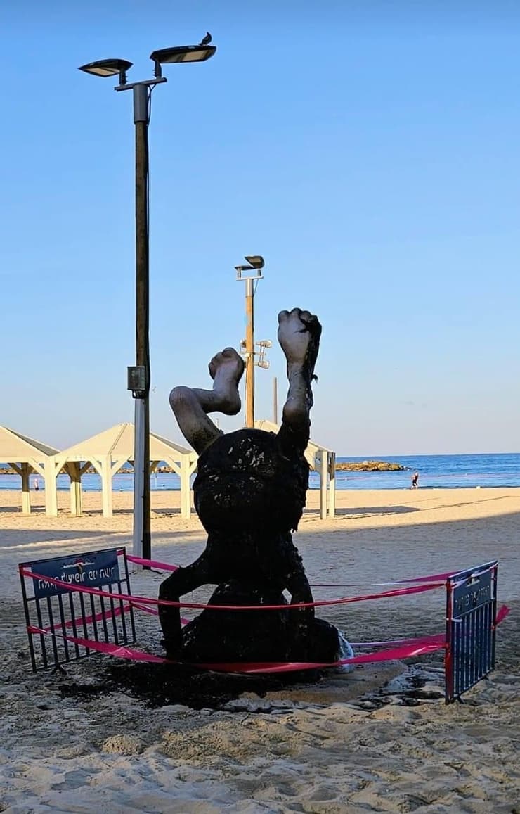 פסל דוד בן גוריון בחוף הים בתל אביב הוצת