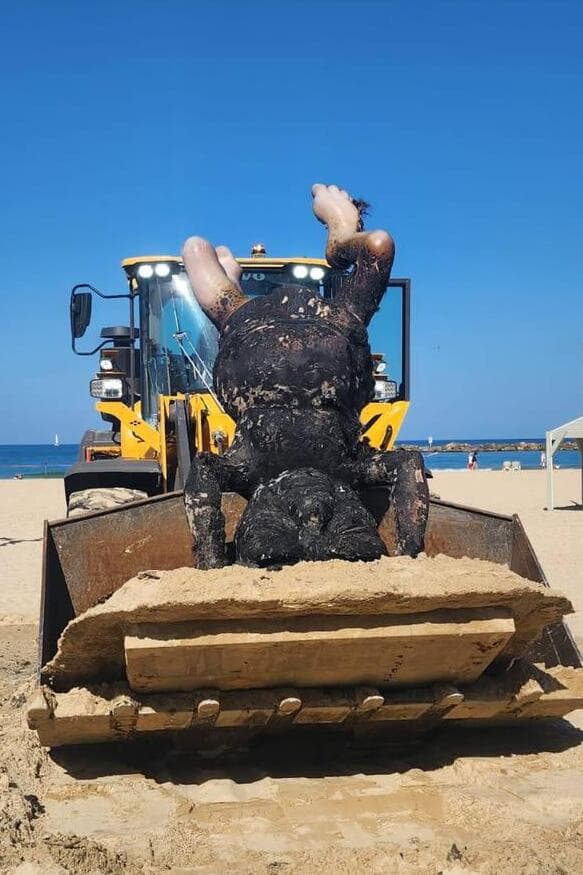 פסל דוד בן גוריון שהוצת בחוף הים בתל אביב, מפונה על ידי העירייה