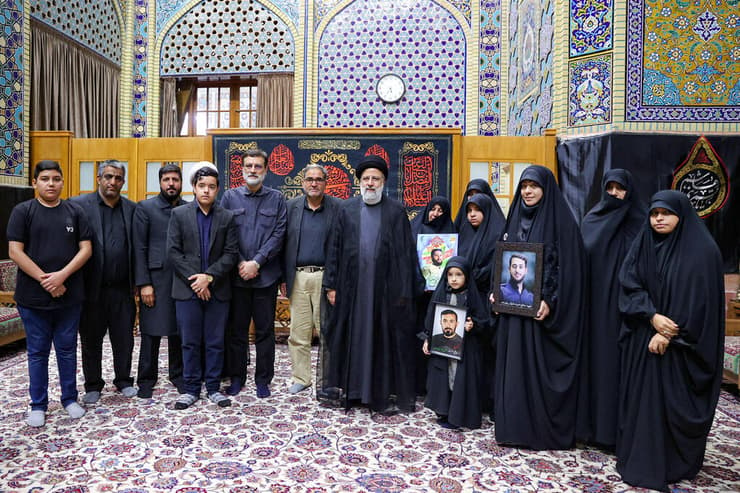 נשיא איראן איברהים ראיסי נועד עם בני משפחות של כוחות הביטחון שנהרגו במהלך עימותים הפגנות ב מחאת חיג'אב מחאת החיג'אב אשתקד באיראן, ביום השנה למחאה