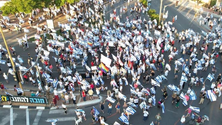 הפגנה ברחובות