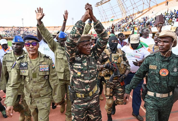 ניז'ר ראשי החונטה הצבאית עם תומכים ב אצטדיון בעיר הבירה