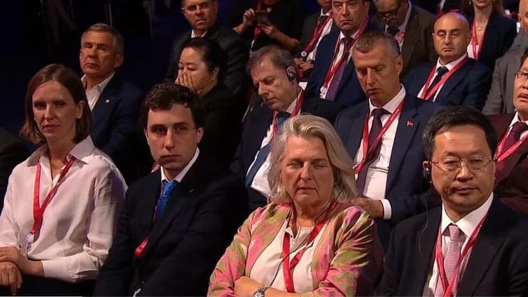 שרת החוץ לשעבר של אוסטריה קרין קנייסל נרדמת ב נאום של פוטין ב ועידה ב ולדיווסטוק