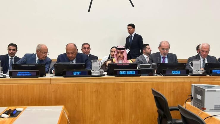 ששרי החוץ של סעודיה, האיחוד האירופי, הליגה הערבית, מצרים וירדן התכנסו בשולי עצרת האו״ם בניסיון להחיות מחדש את תהליך השלום בין ישראל לפלסטינים