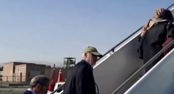  איראן שבויים אמריקנים עולים למטוס ב טהרן בדרך חזרה ל ארה"ב