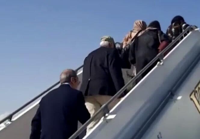  איראן שבויים אמריקנים עולים למטוס ב טהרן בדרך חזרה ל ארה"ב