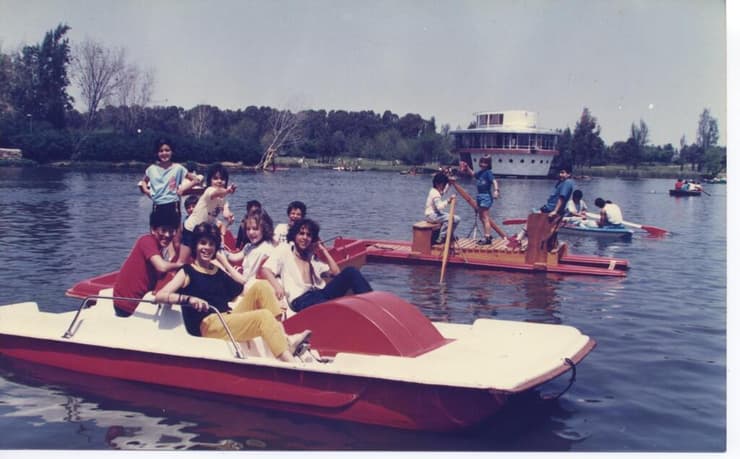 חבר'ה נהנים לשוט באגם ב-1986