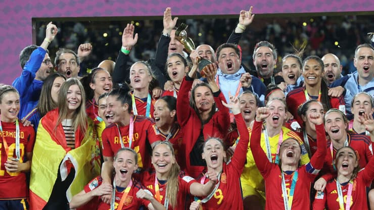 שחקניות ספרד חוגגות את הזכייה בגביע העולם בחודש שעבר