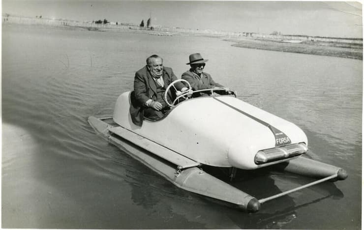 ראש עיריית רמת המיתולוגי אברהם קריניצי ז"ל שט באגם ב-1958