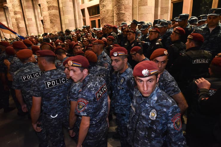 הפגנות ב ירבאן ארמניה תקיפות ב  נגורנו קרבאך נגורנו-קרבאך מבצע צבאי של אזרבייג'ן