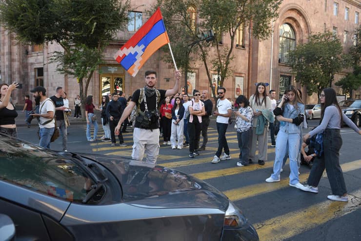 מפגינים ב ירבאן בירת ארמניה נ גד הסכם כניעה  של בדלנים ארמנים במובלעת נגורנו קרבאך ל אזרבייג'ן