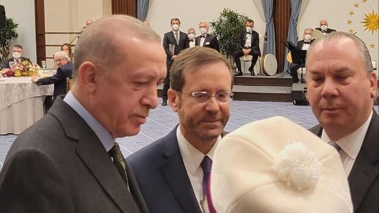 הרב מארק שנייר, נשיא הקרן להבנה בין-דתית יהודית-מוסלמית, לצד נשיא המדינה הרצוג ונשיא טורקיה ארדואן