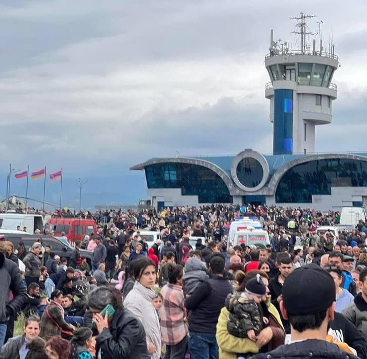 תושבים ארמנים צובאים על נמל התעופה בעיר שטפנקרט במובלעת נגורנו קרבאך בצל הסכם כניעה של הבדלנים ל אזרבייג'ן