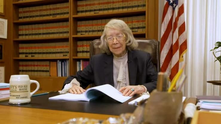 השופטת פולין ניומן בית משפט פדרלי ב ארה"ב שהושעתה בגיל 96 בטענה להידרדרות מנטלית