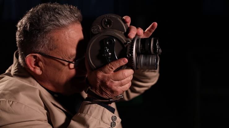 רון בן ישי עם המצלמה שהשתמש בה במלחמה