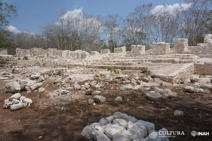 החזית של אחד המבנים העתיקים שהתגלו באתר הארכיאולוגי קאבה שבחצי האי יוקטן