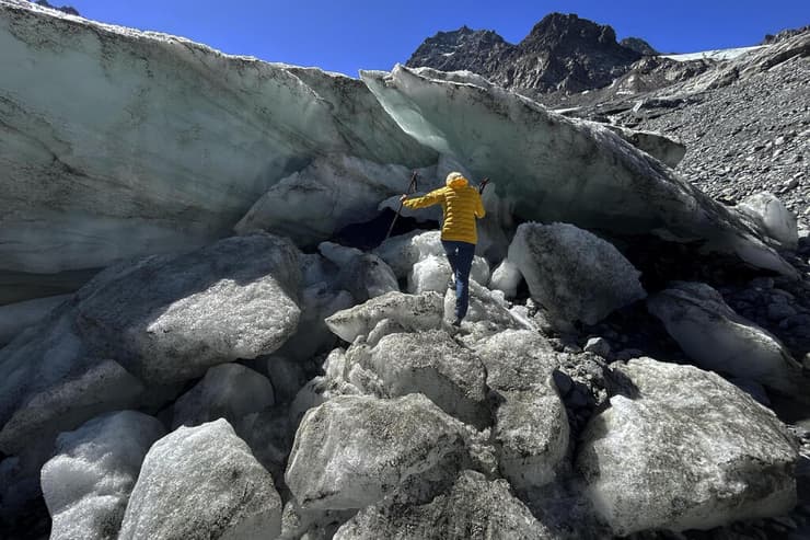 החוקרת אנדראה פישר על אחד הקרחונים באוסטריה