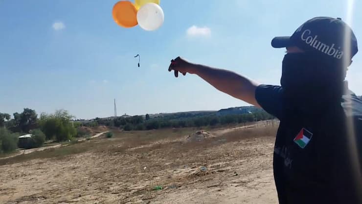 תיעוד מרצועת עזה - מחבלים משגרים בלוני תבערה לישראל