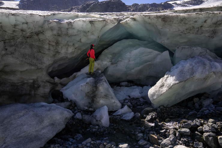 הגיאולוגית ויולטה לוריה במקום שבו היה קרחון ענק