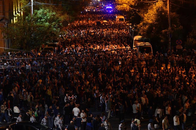 המונים מפגינים ב ירבאן נגד הממשלה בגלל אי-הסיוע לבדלנים ב נגורנו-קרבראך שנכנעה ל אזרבייג'ן 24 בספטמבר