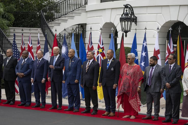 ביידן (רביעי משמאל) עם מנהיגי מדינות האיים