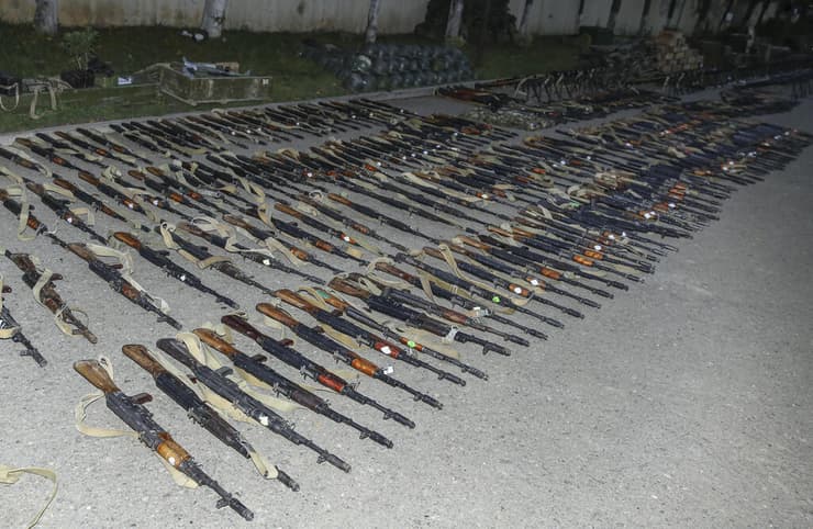 נשק של הבדלנים ב נגורנו-קרבאך מובלעת ארמנית שנכנעה ל אזרבייג'ן