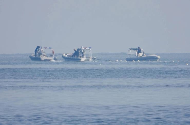 ספינות של משמר החופים של סין סמוך ל שרטון סקרבורו ב ים סין הדרומי שנתון למחלוקת בינה לבין הפיליפינים בצילום שפרסמה מנילה מ-20 בספטמבר