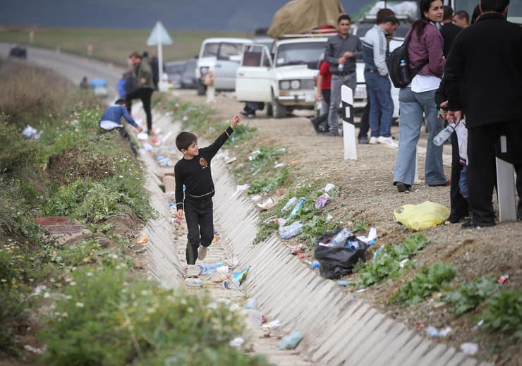 פליטים ארמנים שברחו מ נגורנו קרבאך מגיעים ל ארמניה אחרי הכניעה של הבדלנים ל אזרבייג'ן