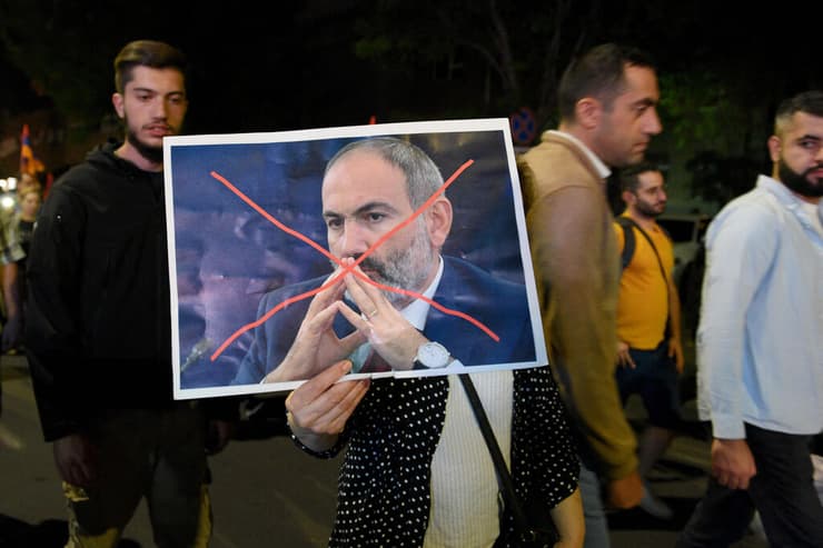 מפגינים ב ירבאן נגד ראש ממשלת ארמניה ניקול פשיניאן בגלל אי-הסיוע לבדלנים ב נגורנו-קרבראך שנכנעה ל אזרבייג'ן 24 בספטמבר