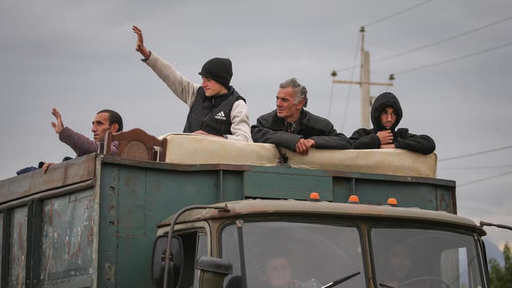 פליטים ארמנים שברחו מ נגורנו קרבאך מגיעים ל ארמניה אחרי הכניעה של הבדלנים ל אזרבייג'ן