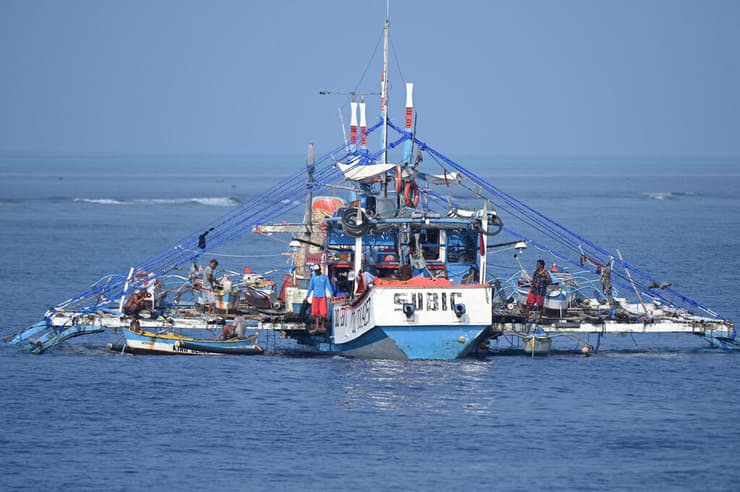 סירת דיג פיליפינית סמוך שרטון סקרבורו ב ים סין הדרומי שנתון למחלוקת בין בייג'ינג לבין הפיליפינים
