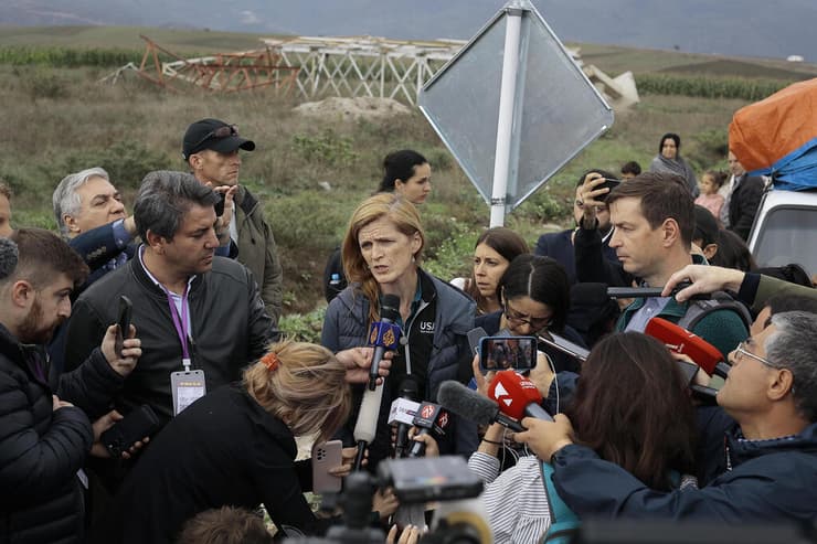 ראש הסוכנות האמריקנית לפיתוח בינלאומי סמנתה פאוור מבקרת סמוך לגבול עם אזרבייג'ן ב ארמניה בצל בריחה המונית של פליטים ממובלעת נגורנו קרבאך