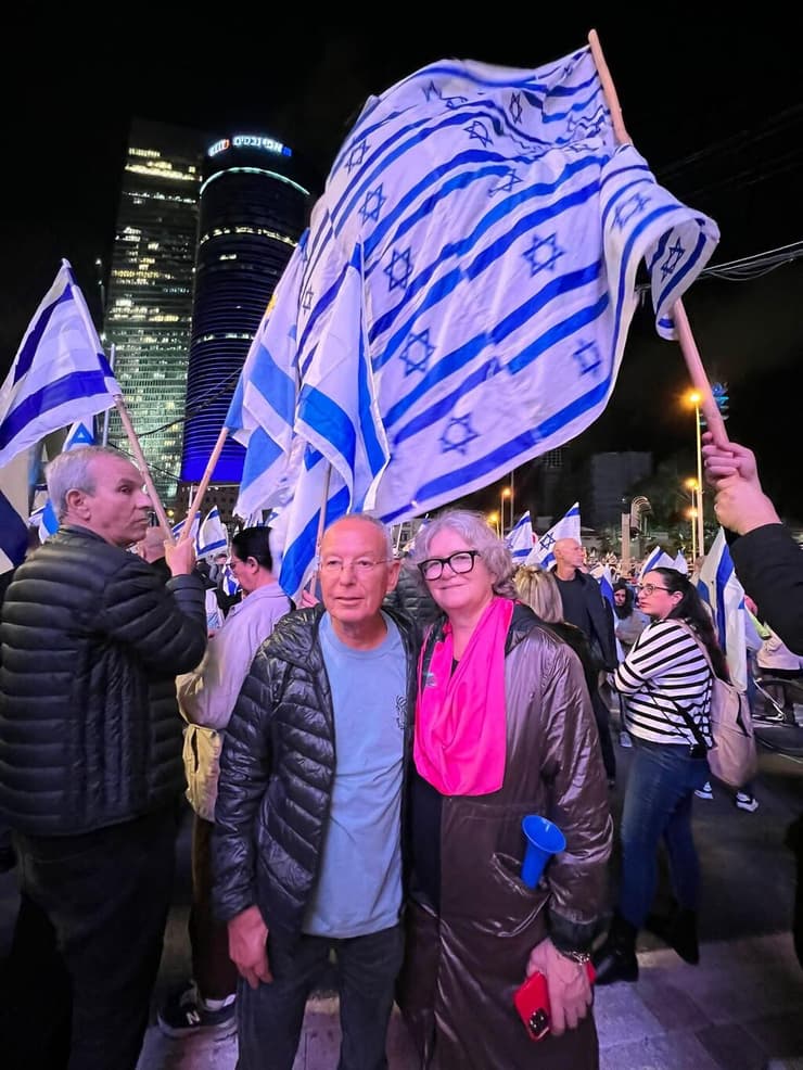 חנה ורוני רדו באחת ההפגנות בקפלן בתל אביב 2023