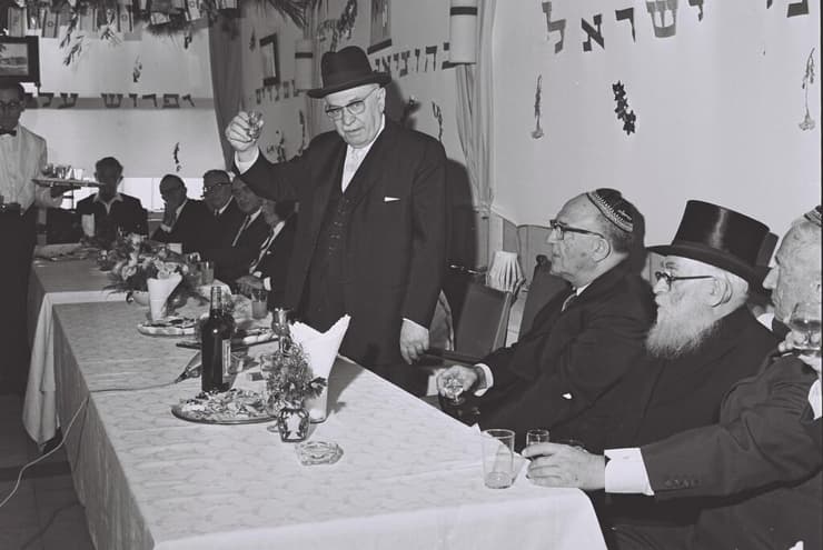 קבלת פנים חגיגית בסוכת הנשיא שזר, בהשתתפות ראש הממשלה לוי אשכול והרב הראשי אונטרמן