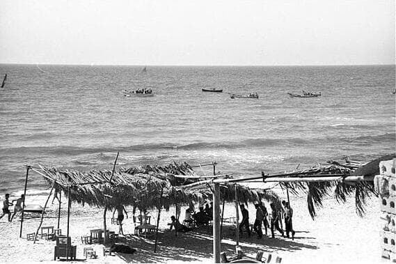 ימים אחרים. ישראלים בחוף הים של עזה, סוכות 1968
