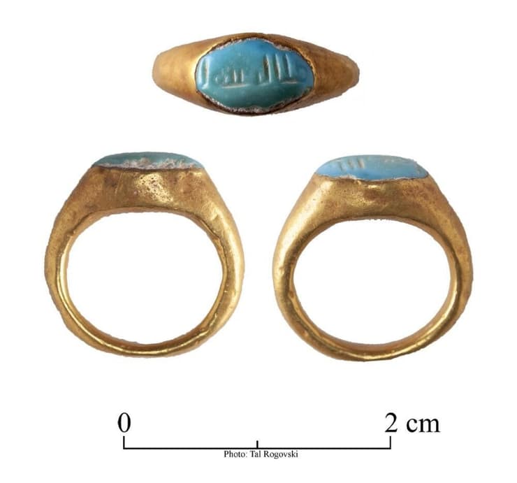 טבעת זהב וטורקיז שהתגלתה בין שכבת המפולת ב"אולם האמנות", הנושאת כתובת חרוטה בערבית קדומה