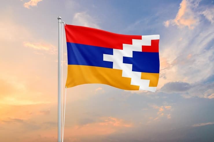 דגל רפובליקת ארצאך של הבדלנים ב נגורנו קרבאך מובלעת ארמנית שנכנעה ל אזרבייג'ן