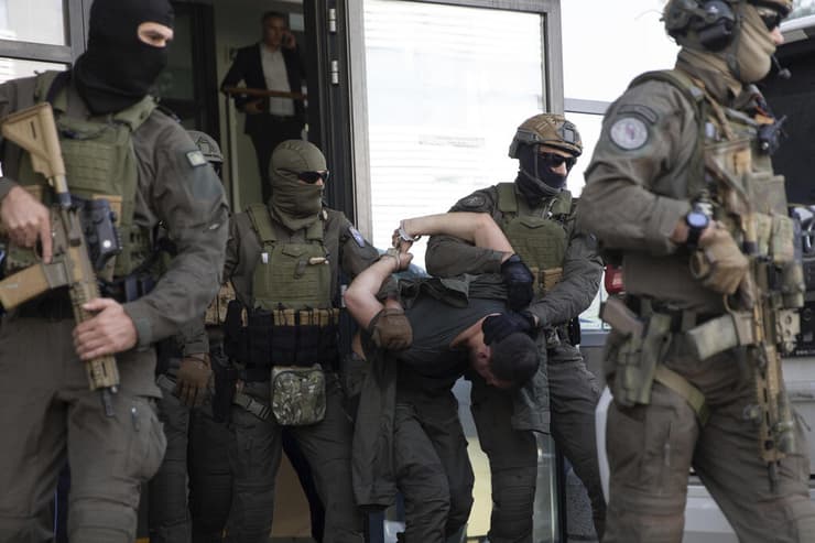 מורד סרבי שנעצר אחרי המתקפה בצפון קוסובו מחוץ לבית המשפט