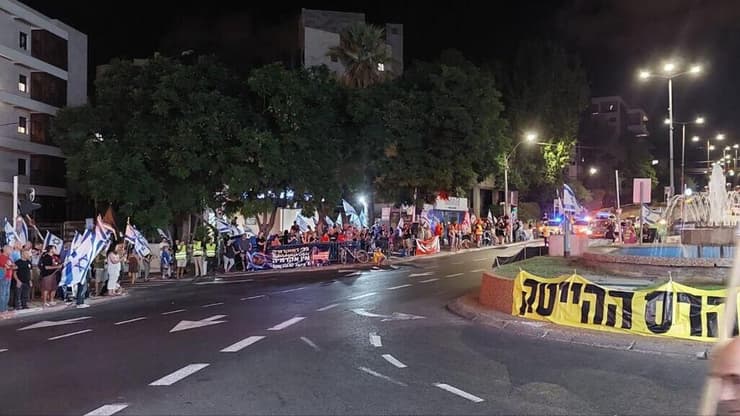 הפגנה בכיכר ספר בחיפה