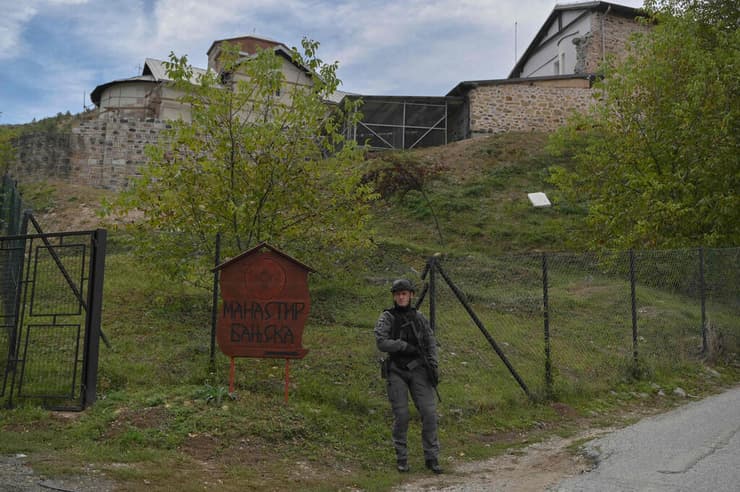 מחוץ ל מנזר שבו הייתה המתקפה בצפון קוסובו
