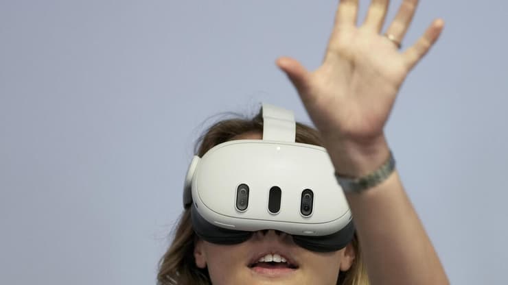 משקפי הקווסט 3 של מטא. שוק לא גדול, אבל השליטה של החברה בו ניכרת (צילום: Godofredo A. Vásquez / AP) קווסט 3