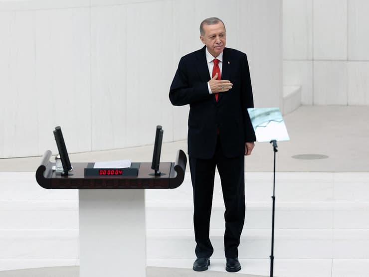 נשיא טורקיה רג'פ טאיפ ארדואן ב פרלמנט ב אנקרה שעות אחרי פיגוע שאירע בסמוך